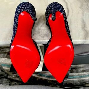Christian Louboutin Iriza Blue/Silver pump EU size 36.
Excellent condition